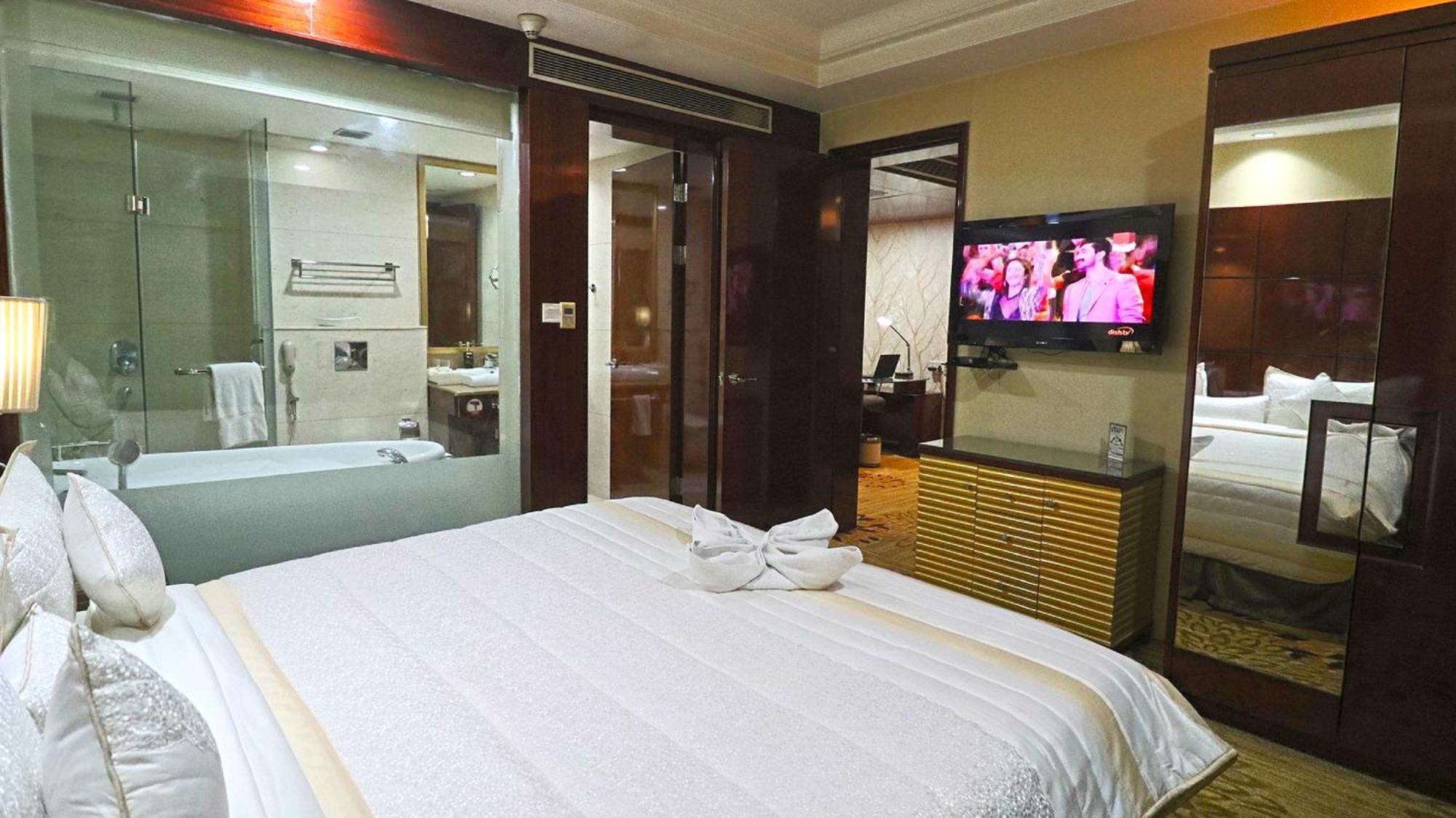 Skycity Hotel Gurgaon Dış mekan fotoğraf